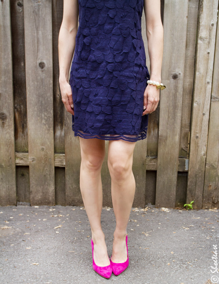 navy blue dress and rose gold shoes