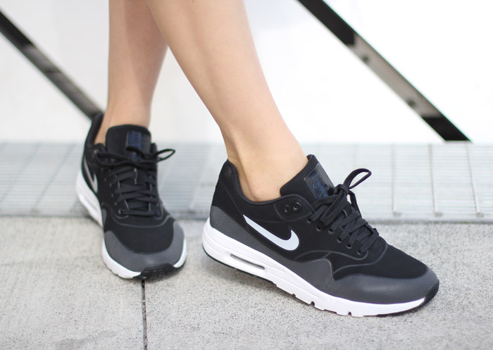 nike air max thea white and black outfit